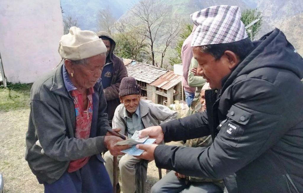 व्याँस गाउँपालिकाले दोस्रो चौमासिक सामजिक सुरक्षा भत्ता वितरण ।